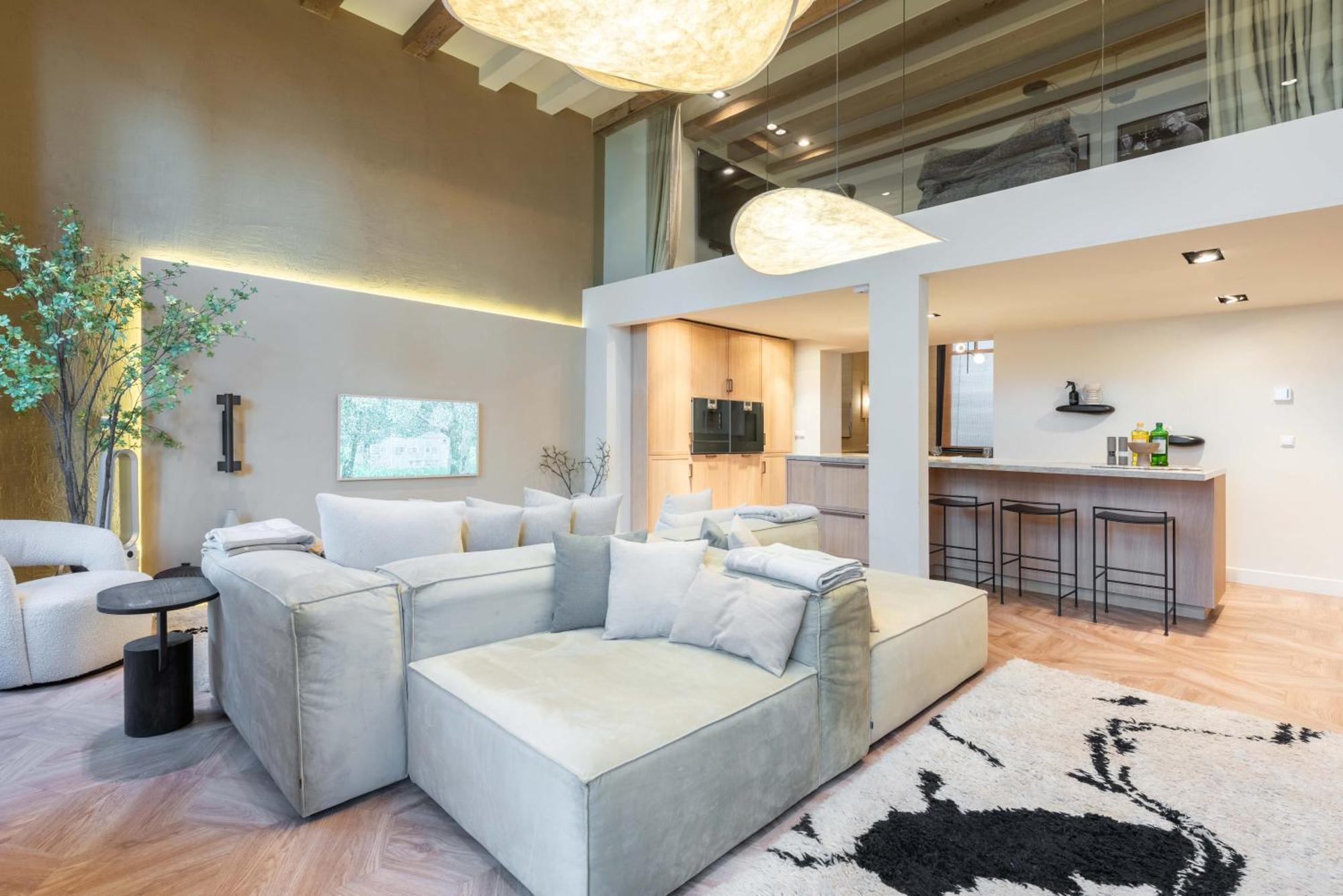 Newly Renovated Luxurious 200 Sqm Loft In Centre Apartment *