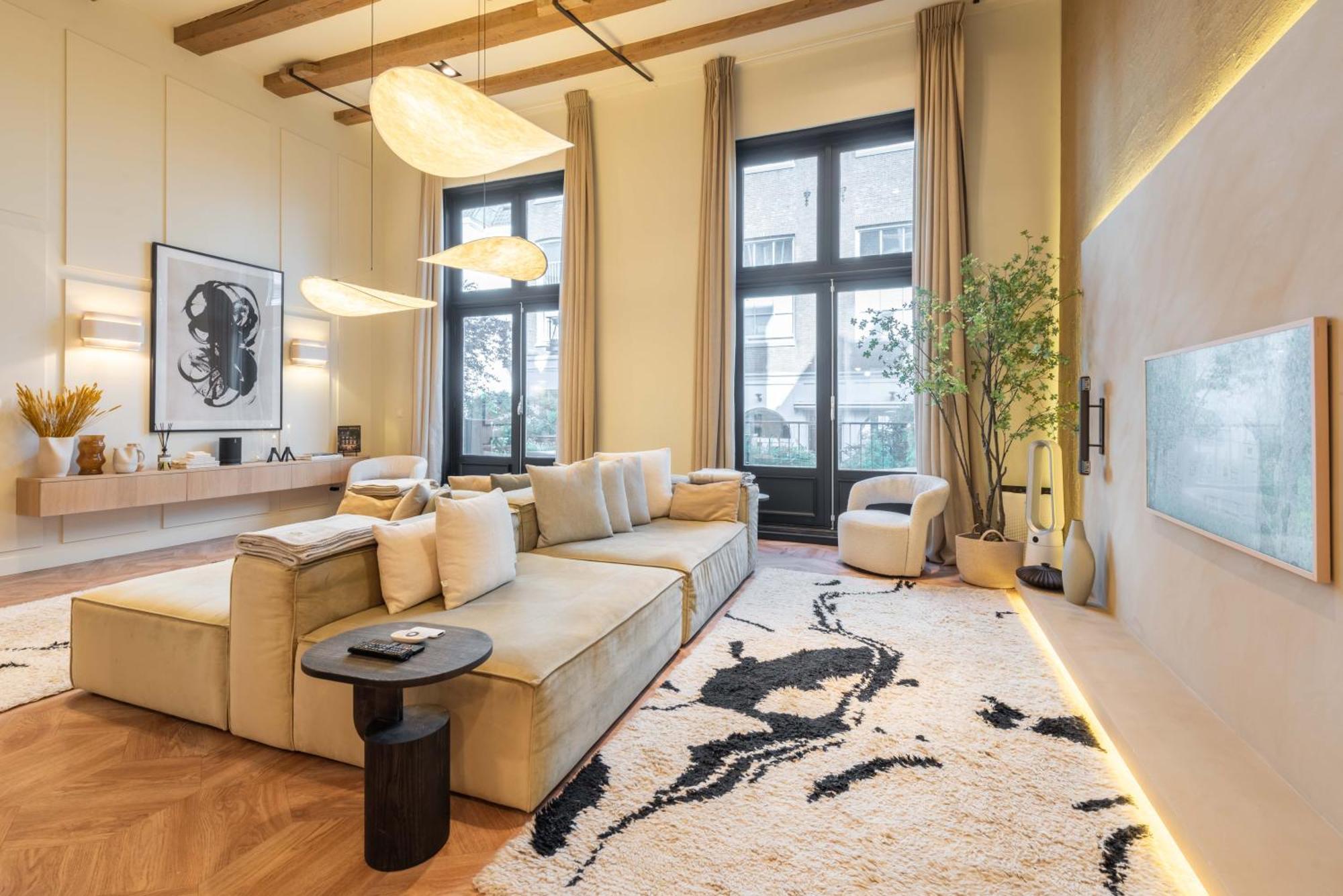 Newly Renovated Luxurious 200 Sqm Loft In Centre Apartment *